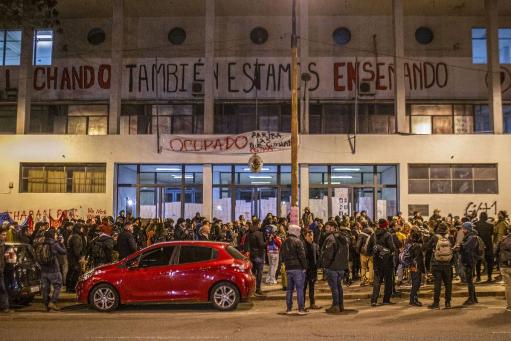 Foto de la explanada del IPA durante las ocupaciones de 2022